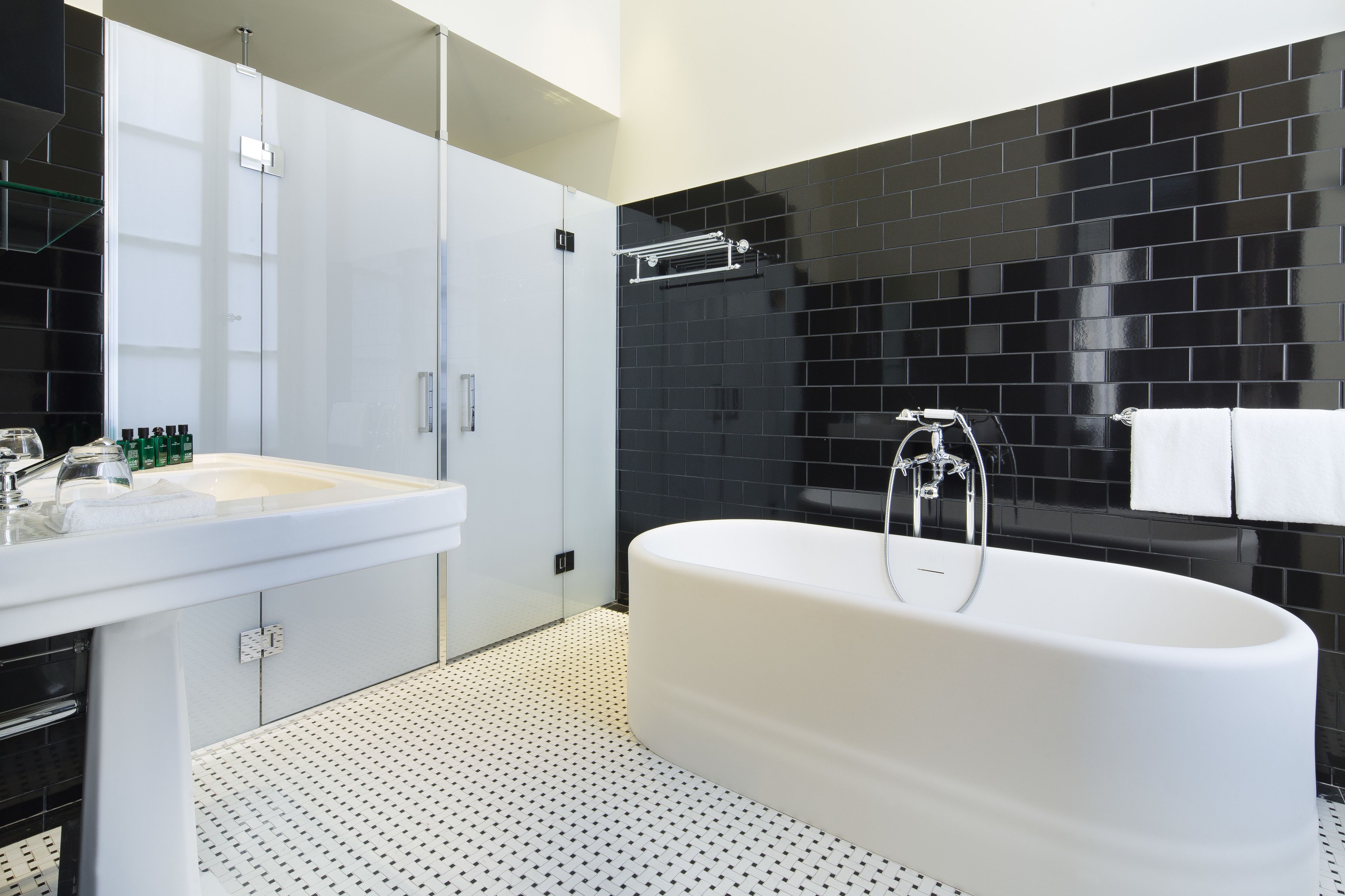 prestige room, free access to spa upon request | bathroom | free toiletries, slippers, towels