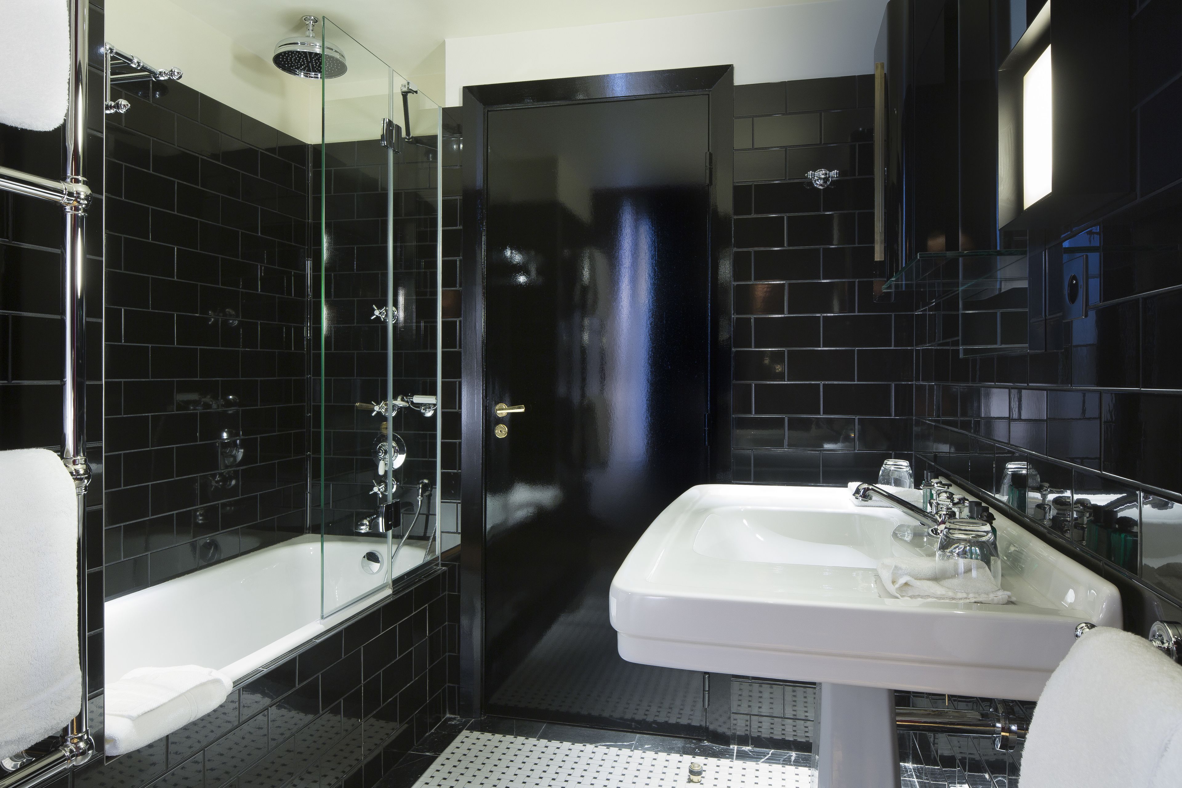 deluxe room, free access to spa upon request | bathroom | free toiletries, slippers, towels