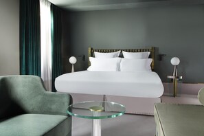 Tremannsrom (free access to spa upon request) | Sengetøy av topp kvalitet, minibar, safe på rommet og skrivebord