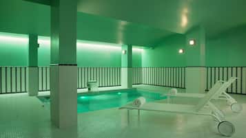 Piscina coperta, lettini