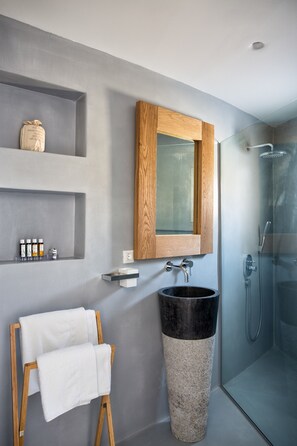 Superior kamer, uitzicht op zee | Badkamer | Een douche, designer toiletartikelen, een haardroger, badjassen