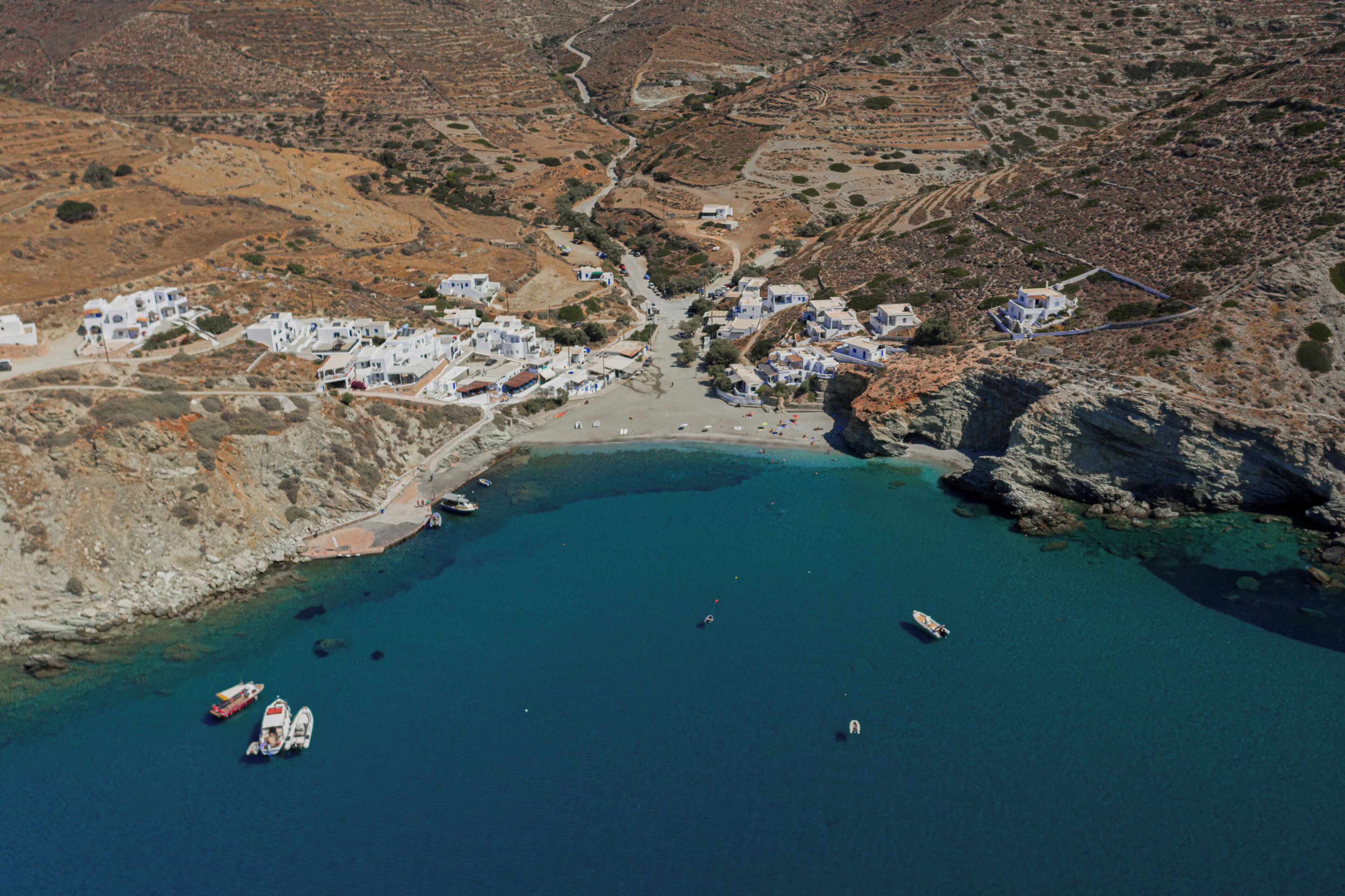 Una playa cerca, sillas reclinables de playa, sombrillas