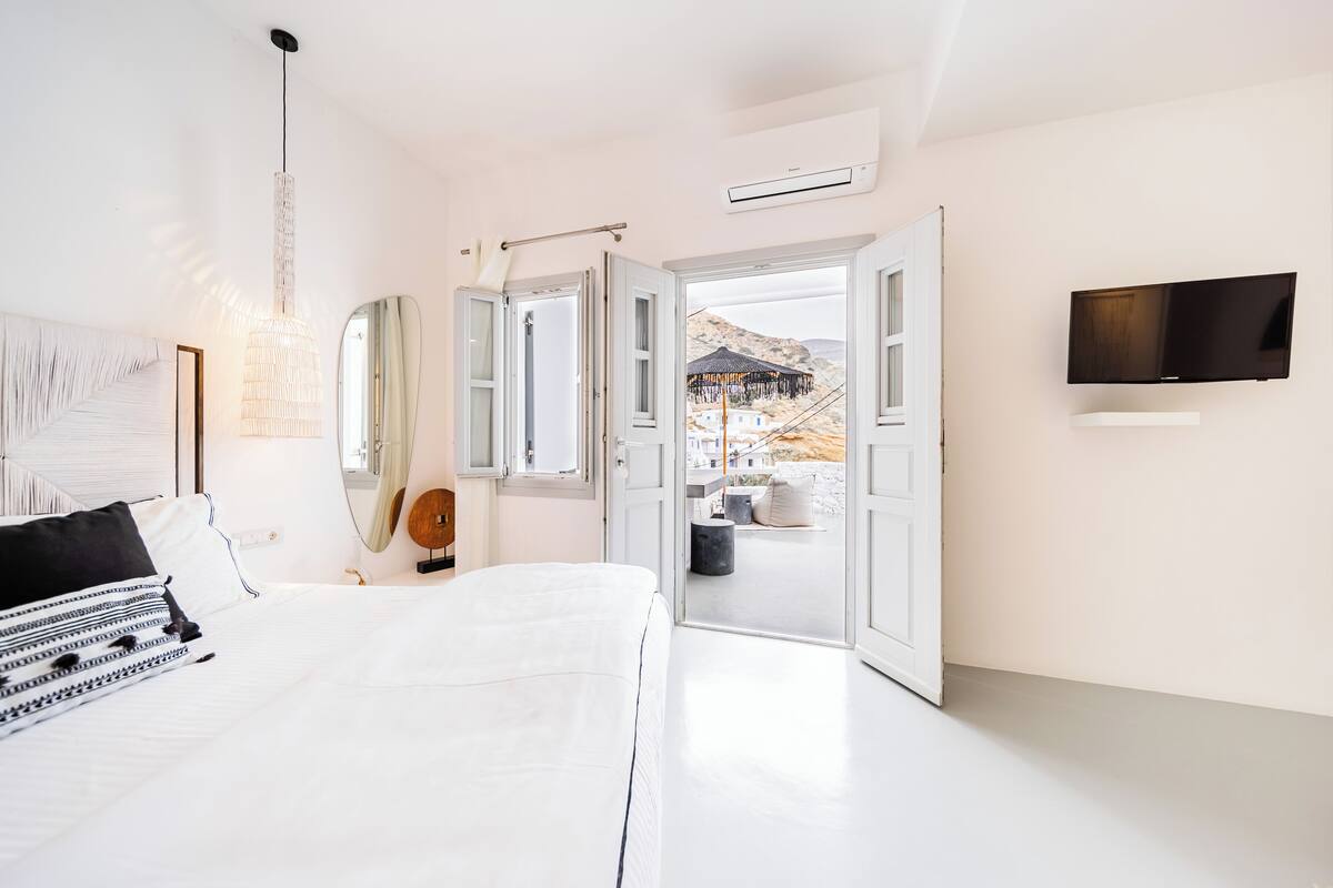 junior suite, sea view | egyptian cotton sheets, premium bedding, pillow-top beds, minibar