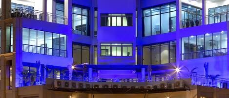 Façana frontal de l'allotjament (vespre/nit)