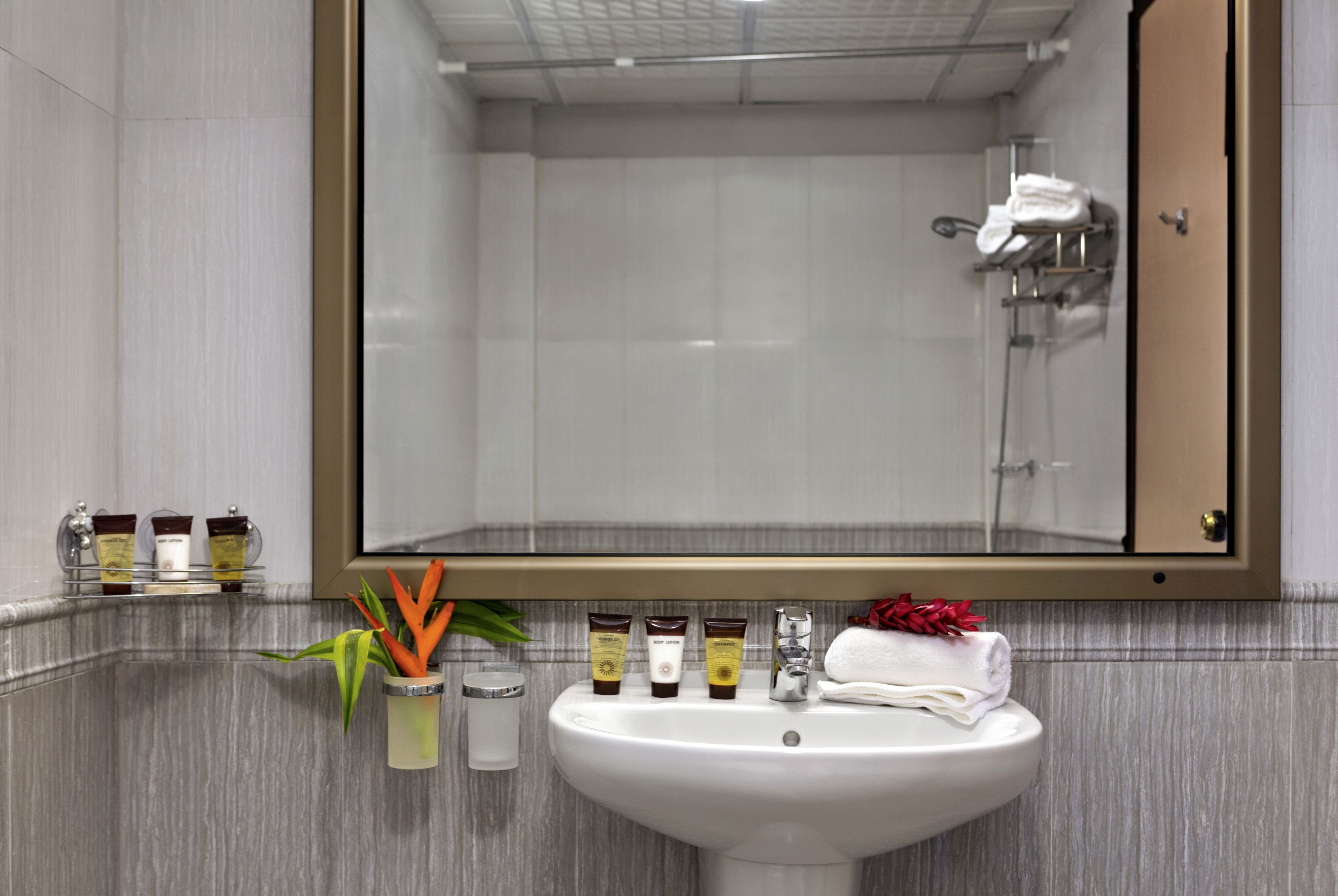 combined shower/bathtub, deep-soaking bathtub, free toiletries