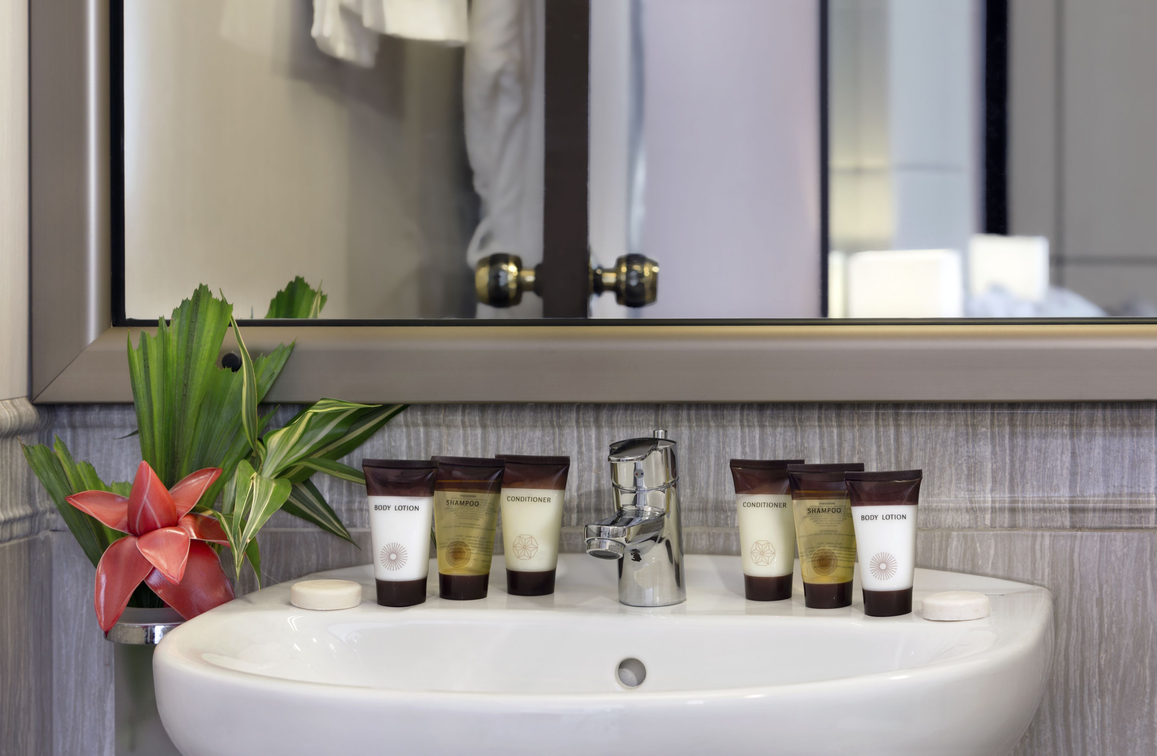 combined shower/bathtub, deep-soaking bathtub, free toiletries