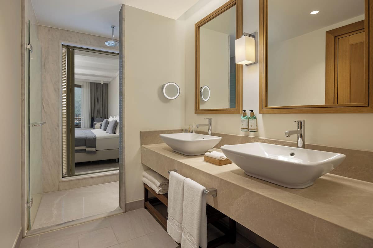 Superior Sea View Room | Badezimmer | Designer-Toilettenartikel, Haartrockner, BademÀntel, Hausschuhe