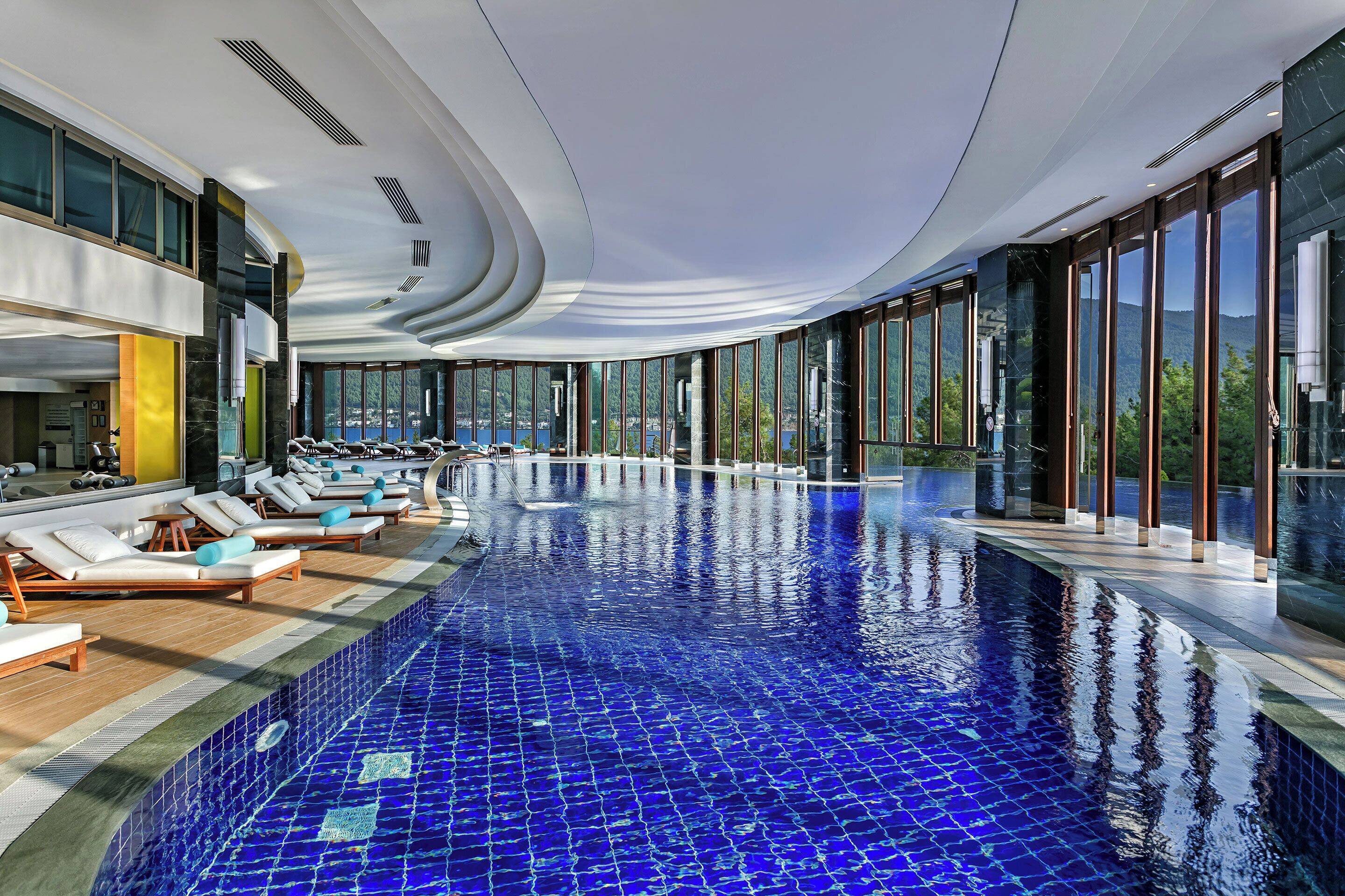 屋内プール、季節限定屋外プール、カバナ (有料)、プール パラソル