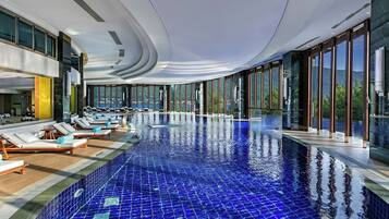 Inomhuspool, en säsongsöppen utomhuspool och cabanor (tilläggsavgift)