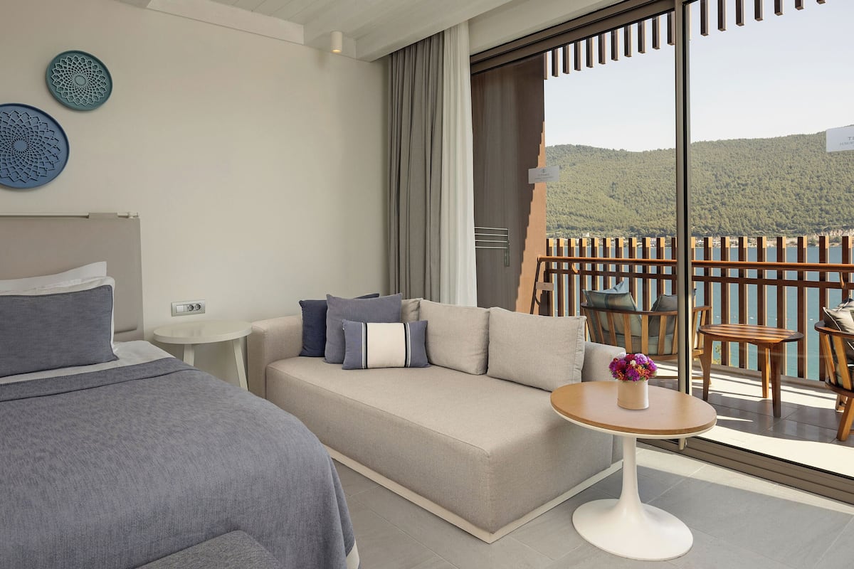 Standard Sea View Room | أغطية فراش متميزة وعناصر مجانية داخل الميني بار وخزنة داخل الغرفة ومكتب