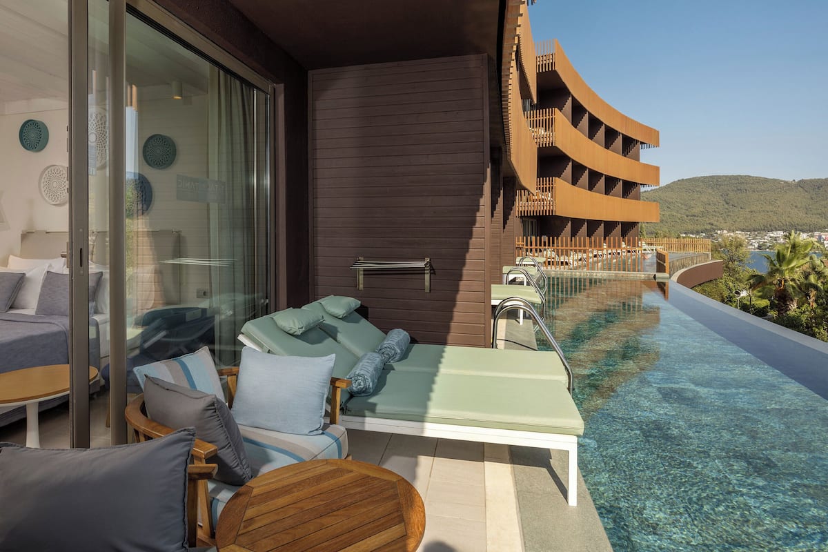Swim-Up Family Room | شرفة/رواق