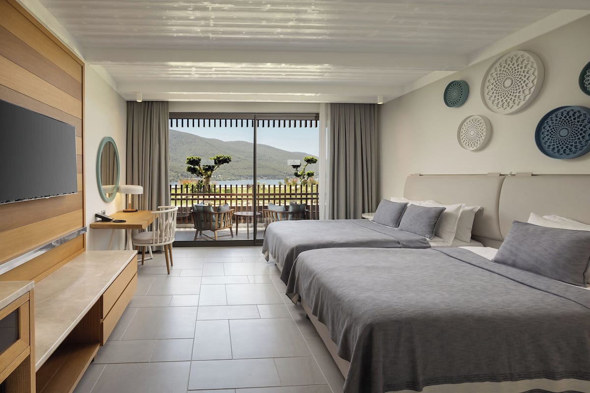 Standard Partial Sea View Room | أغطية فراش متميزة وعناصر مجانية داخل الميني بار وخزنة داخل الغرفة ومكتب