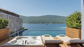 Exclusive Swim-up Room | Terrace/patio