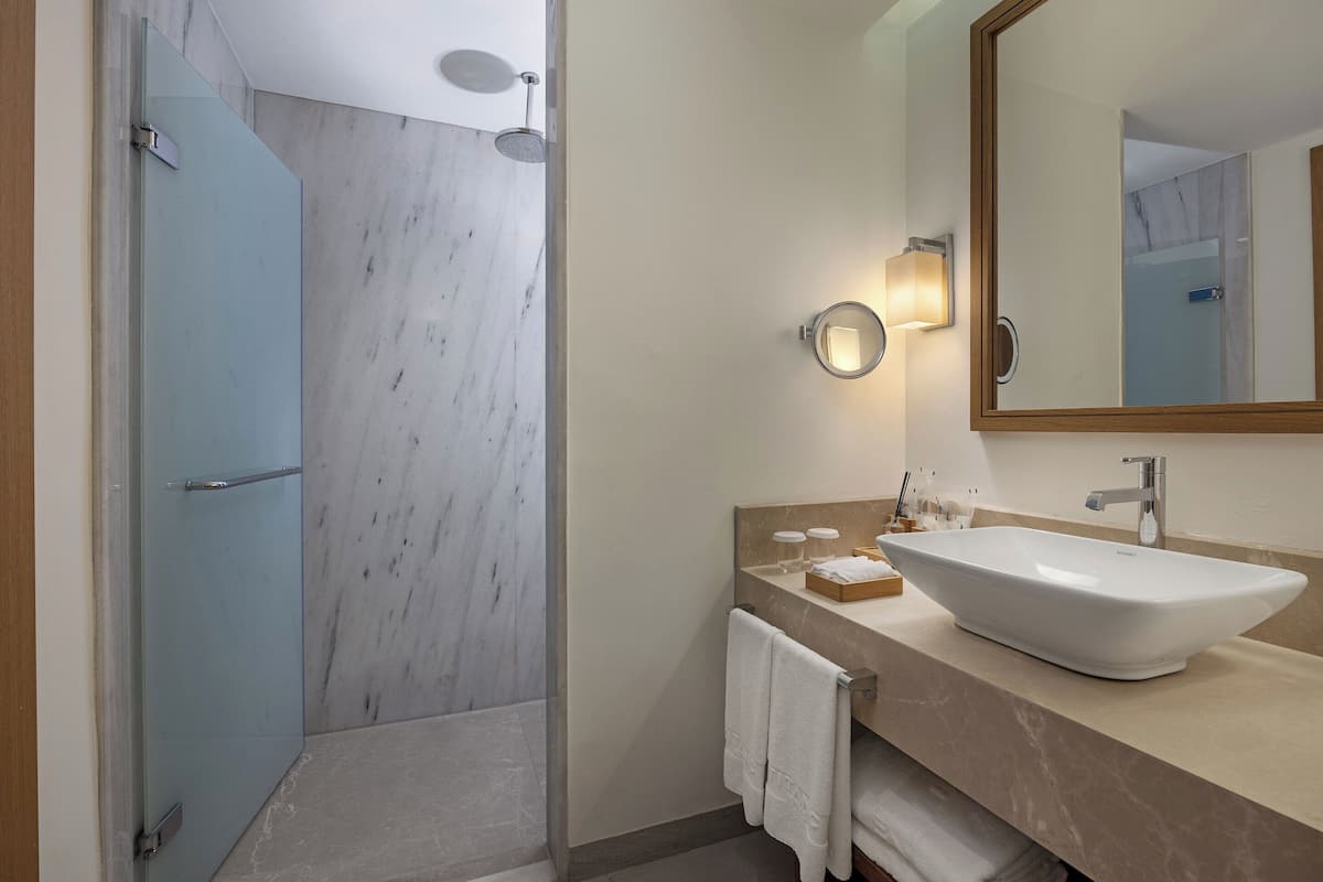 Standard Partial Sea View Room | Badezimmer | Designer-Toilettenartikel, Haartrockner, BademÀntel, Hausschuhe