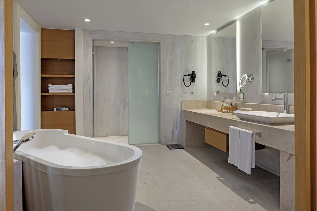 Designer-Toilettenartikel, Haartrockner, BademÀntel, Hausschuhe