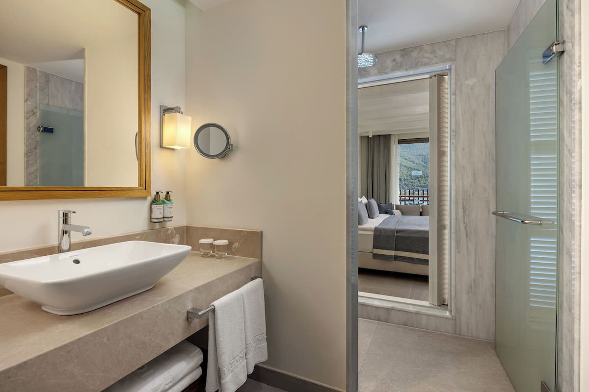 Standard Sea View Room | Badezimmer | Designer-Toilettenartikel, Haartrockner, BademÀntel, Hausschuhe