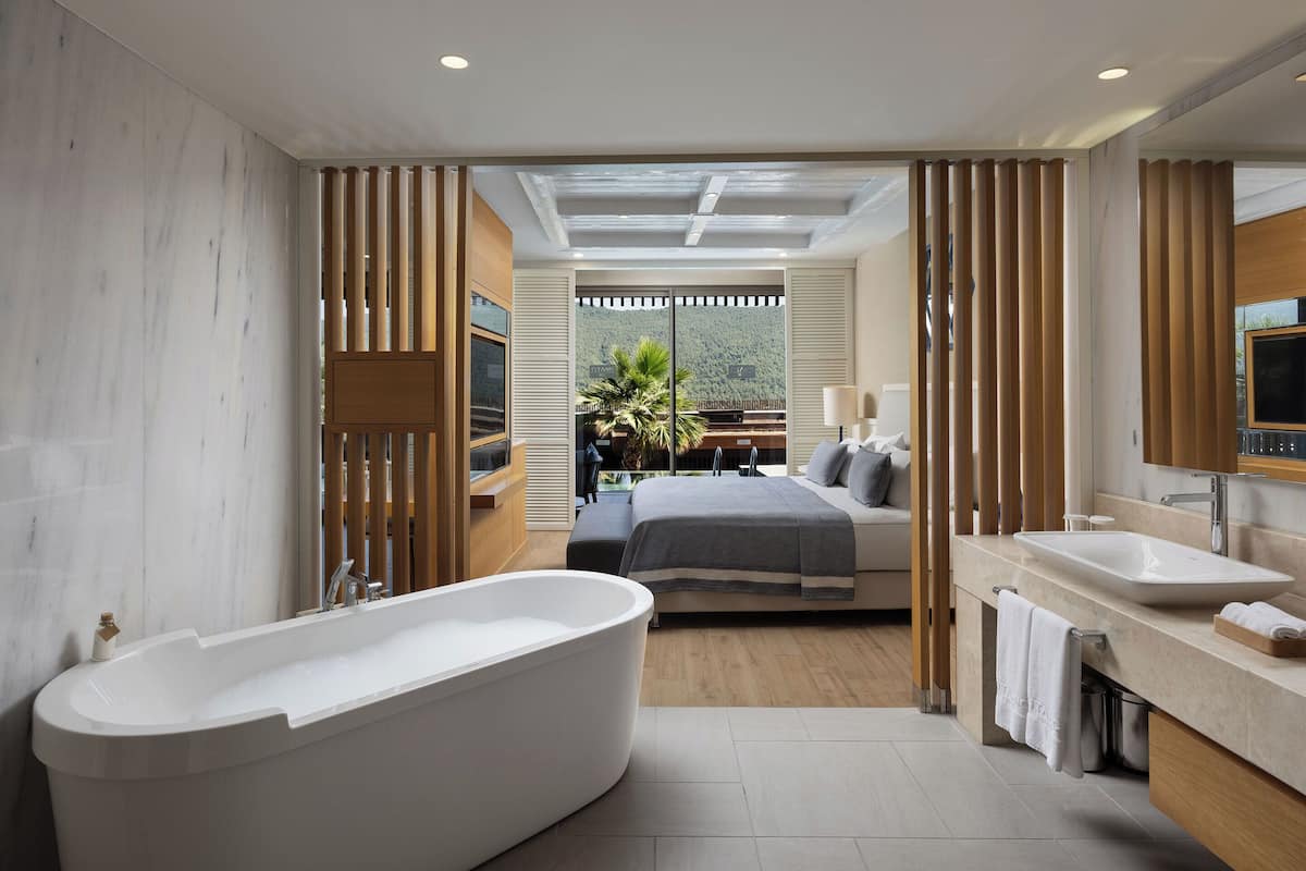 Swim-up Deluxe Room | أغطية فراش متميزة وعناصر مجانية داخل الميني بار وخزنة داخل الغرفة ومكتب