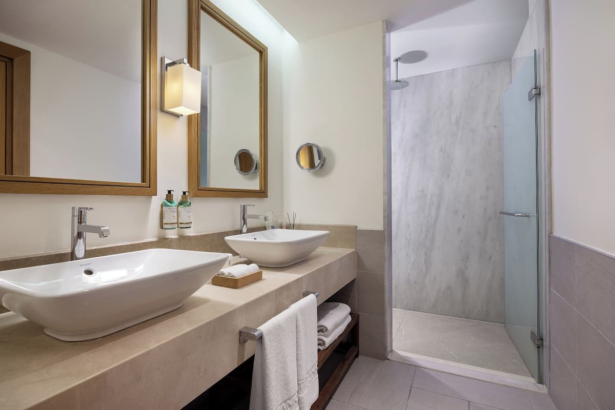 Swim-up Superior Room | Badezimmer | Designer-Toilettenartikel, Haartrockner, BademÀntel, Hausschuhe