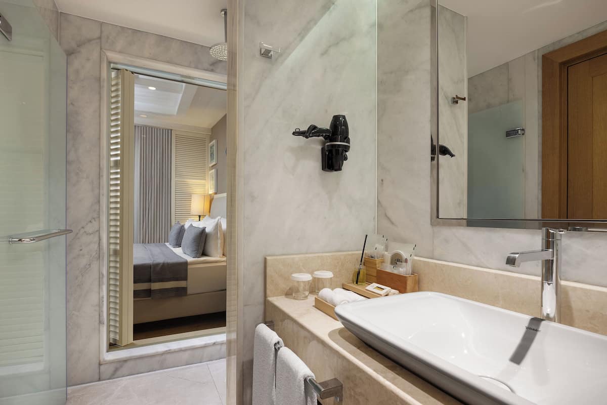 Swim-up Deluxe Family Suite | Badezimmer | Designer-Toilettenartikel, Haartrockner, BademÀntel, Hausschuhe