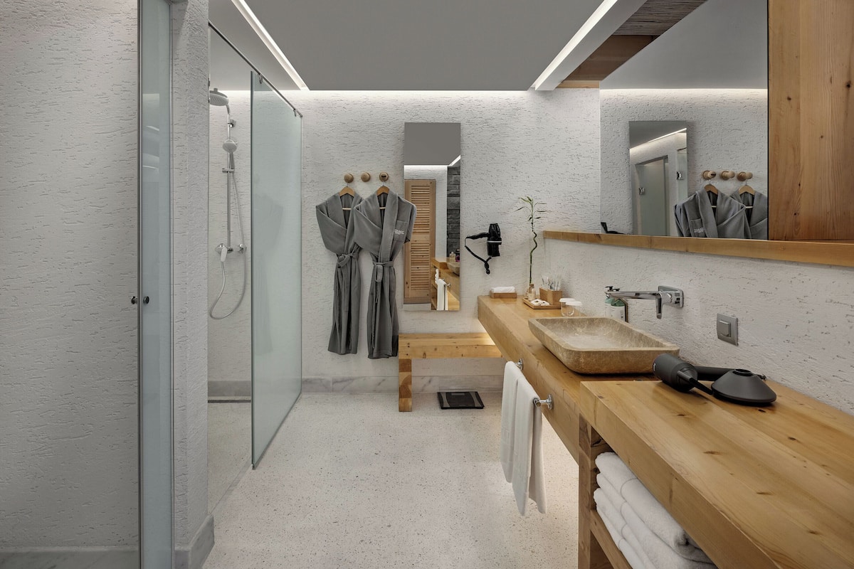 Exclusive Swim-up Room | Badezimmer | Designer-Toilettenartikel, Haartrockner, BademÀntel, Hausschuhe