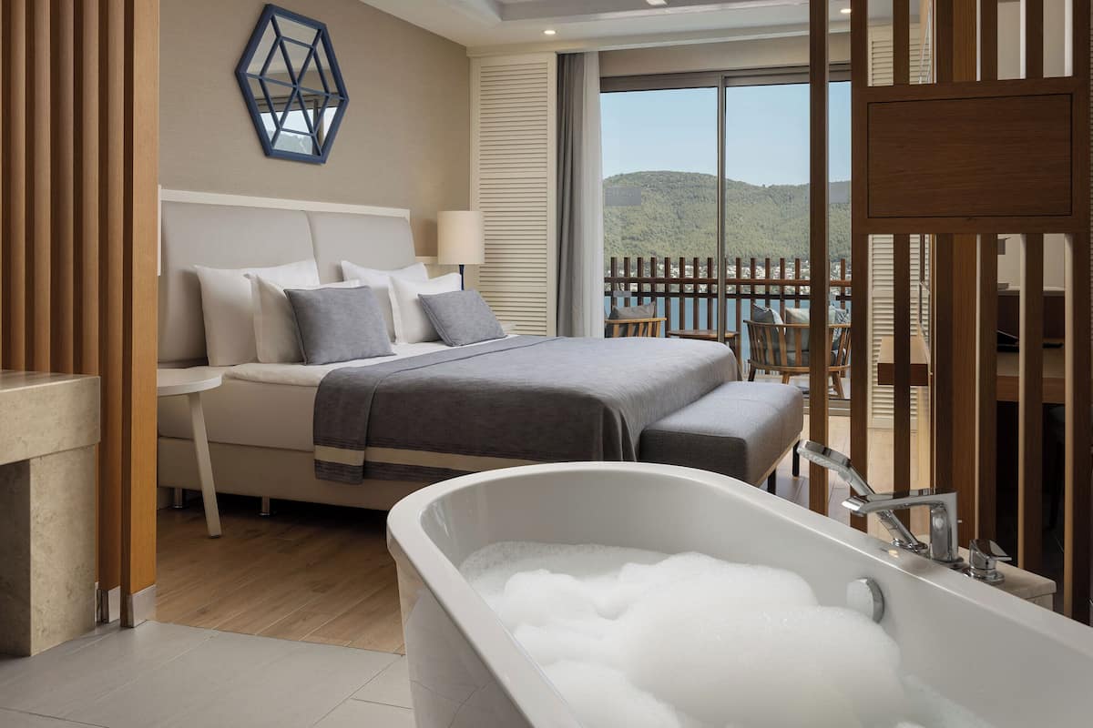 Deluxe Sea View Room | أغطية فراش متميزة وعناصر مجانية داخل الميني بار وخزنة داخل الغرفة ومكتب