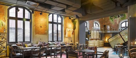 Se sirven desayunos, almuerzos y cenas; cocina mediterránea