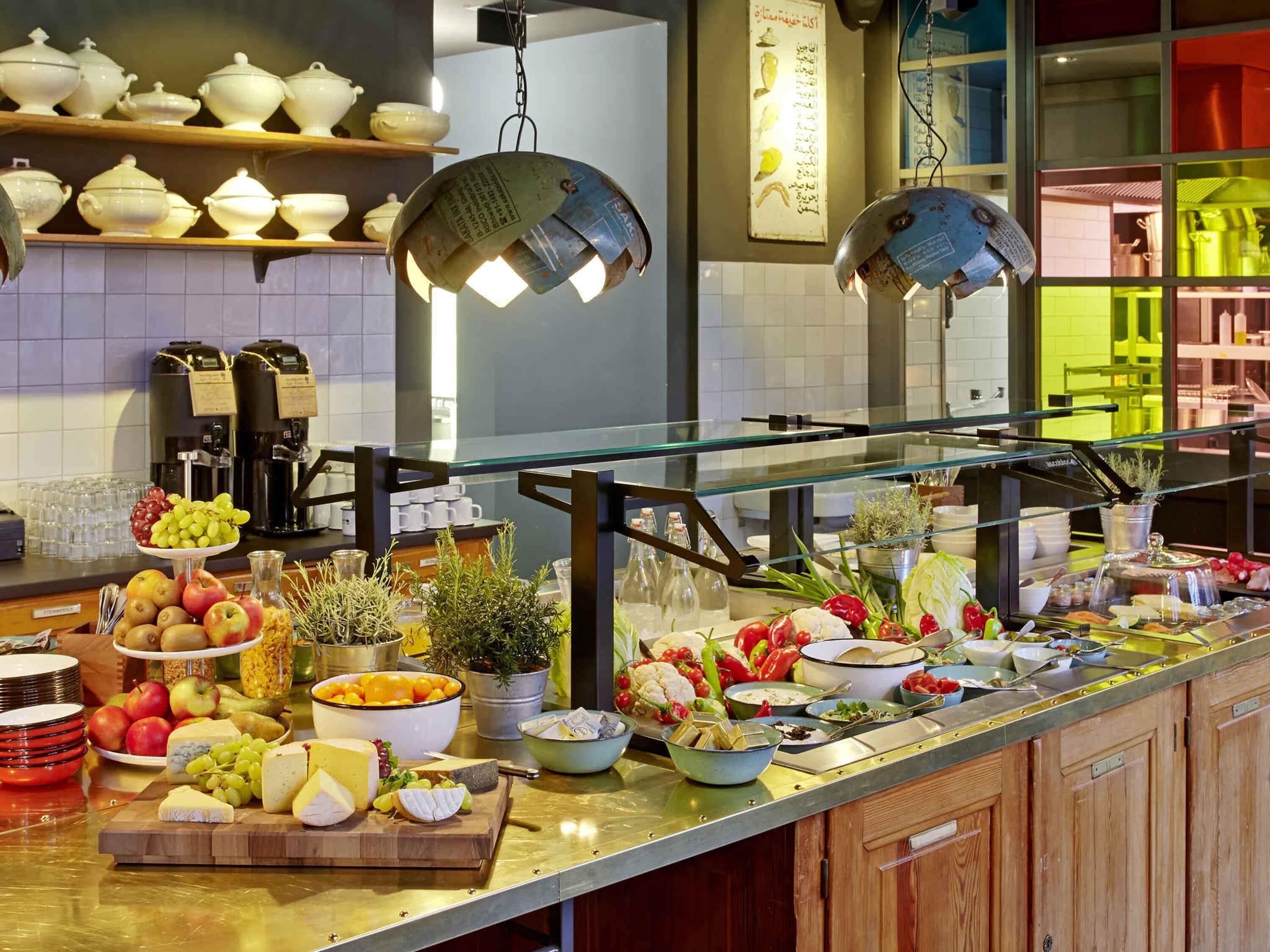 Bữa sáng buffet hàng ngày (26 EUR/mỗi người) 