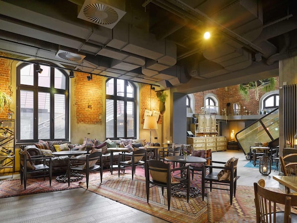 Breakfast, lunch, dinner served; Mediterranean cuisine - 25hours Hotel Altes Hafenamt (Hamburg)