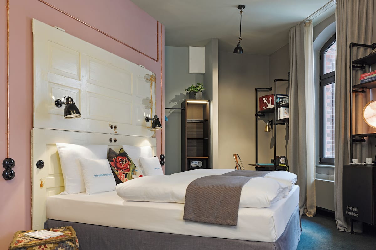 Large | Ropa de cama hipoalergénica y minibar