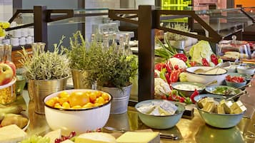 Petit déjeuner buffet (26 EUR par personne)