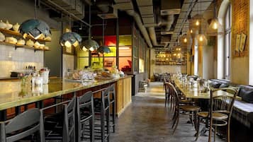 S'hi serveixen esmorzars, dinars, sopars i plats de cuina mediterrània