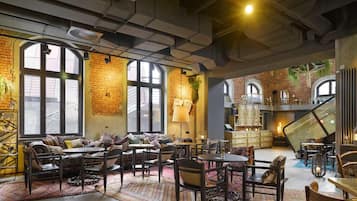 Breakfast, lunch, dinner served; Mediterranean cuisine