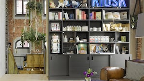 Un coin lecture douillet avec une bibliothèque, un petit bureau et un fauteuil confortable.