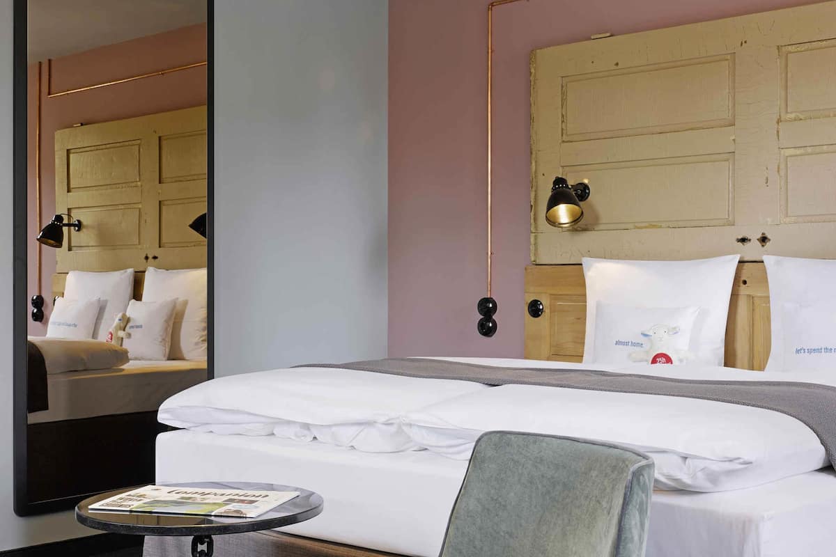 Medium | Allergikerbettwaren, Minibar, Zimmersafe, individuell dekoriert