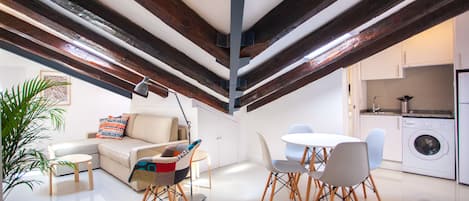 Atic, 1 bedroom (3 pax) | Living room | 42-inch LED TV with premium TV channels, TV