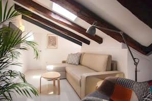 Ático, 1 habitación (3 pax) | Sala de estar | Televisión LED de 42 pulgadas con canales premium, una televisión