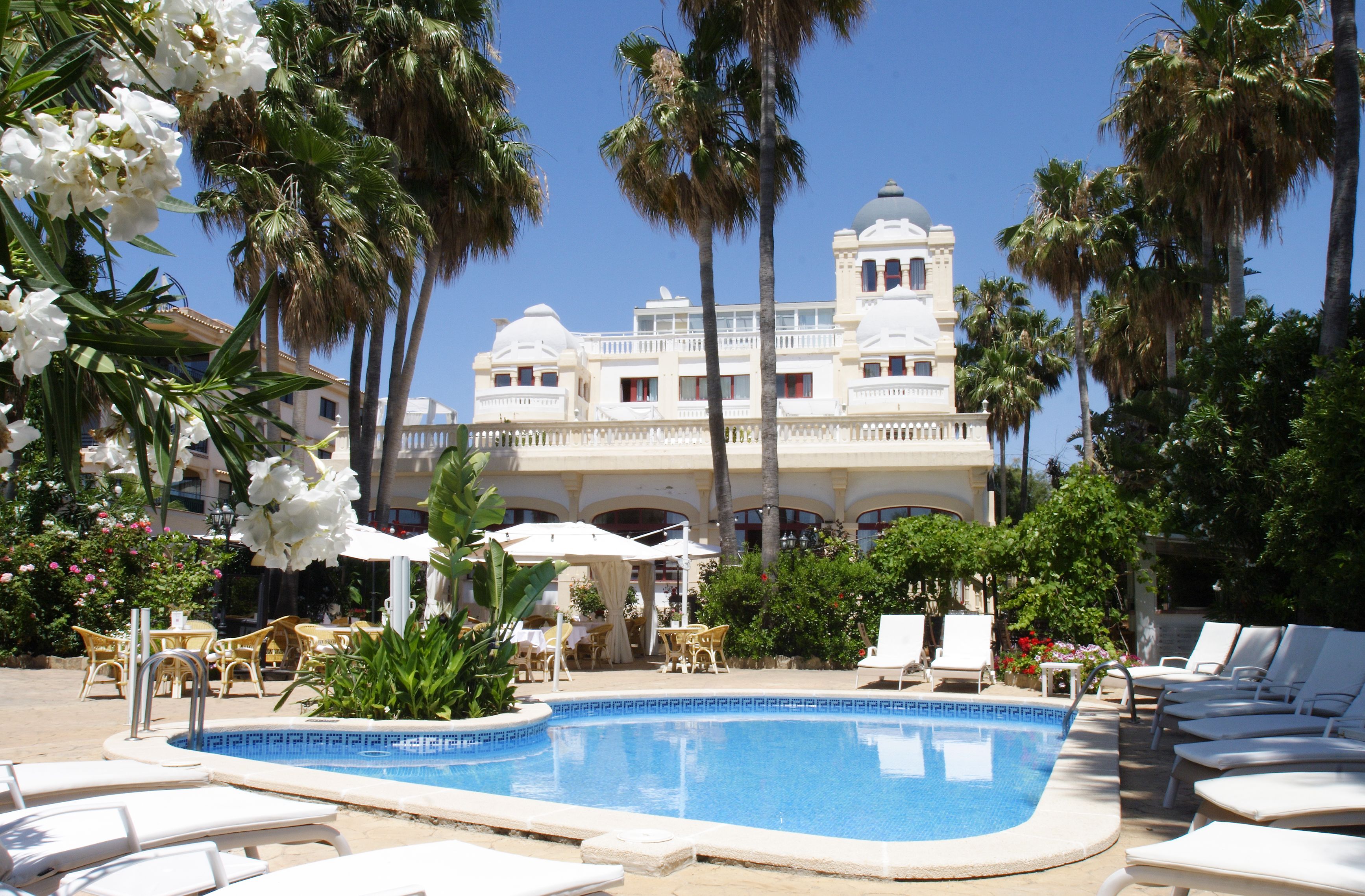 Piscina externa sazonal, funciona das 8h30 às 20h, espreguiçadeiras