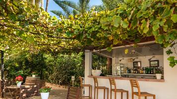 Bar en bord de piscine