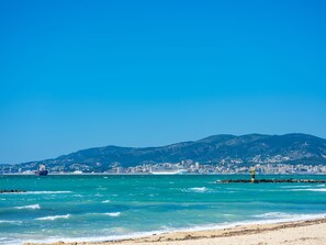 On the beach, white sand, beach towels, 2 beach bars - Hotel Ciutat Jardi (Palma de Mallorca)