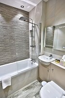 Quarto casal ou duplo luxo | Banheiro | Chuveiro/banheira combinados, banheira de imersão, toalhas de banho
