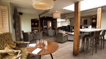 S'hi serveixen esmorzars, dinars, sopars i plats de cuina internacional