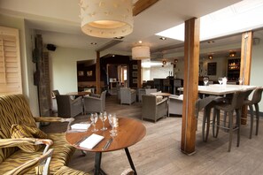 Se sirven desayunos, almuerzos y cenas; cocina internacional