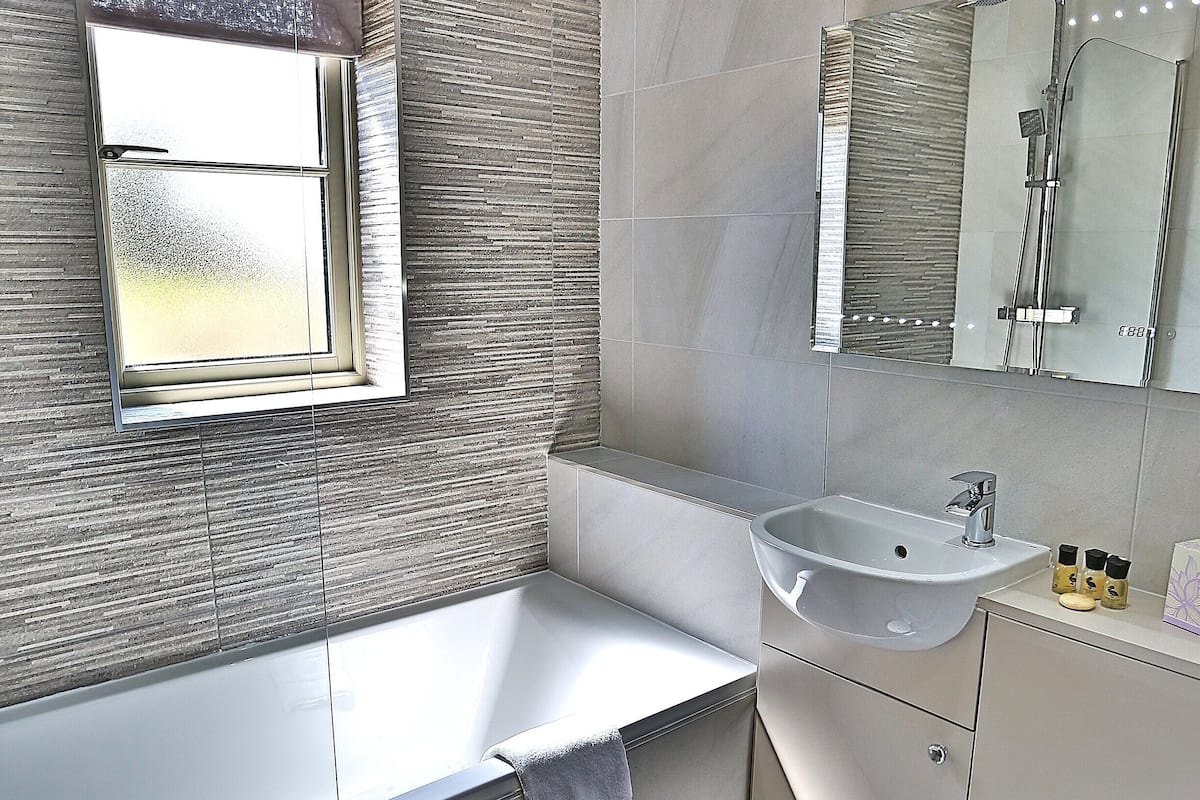 Une salle de bain moderne avec une baignoire, un lavabo et des toilettes.
