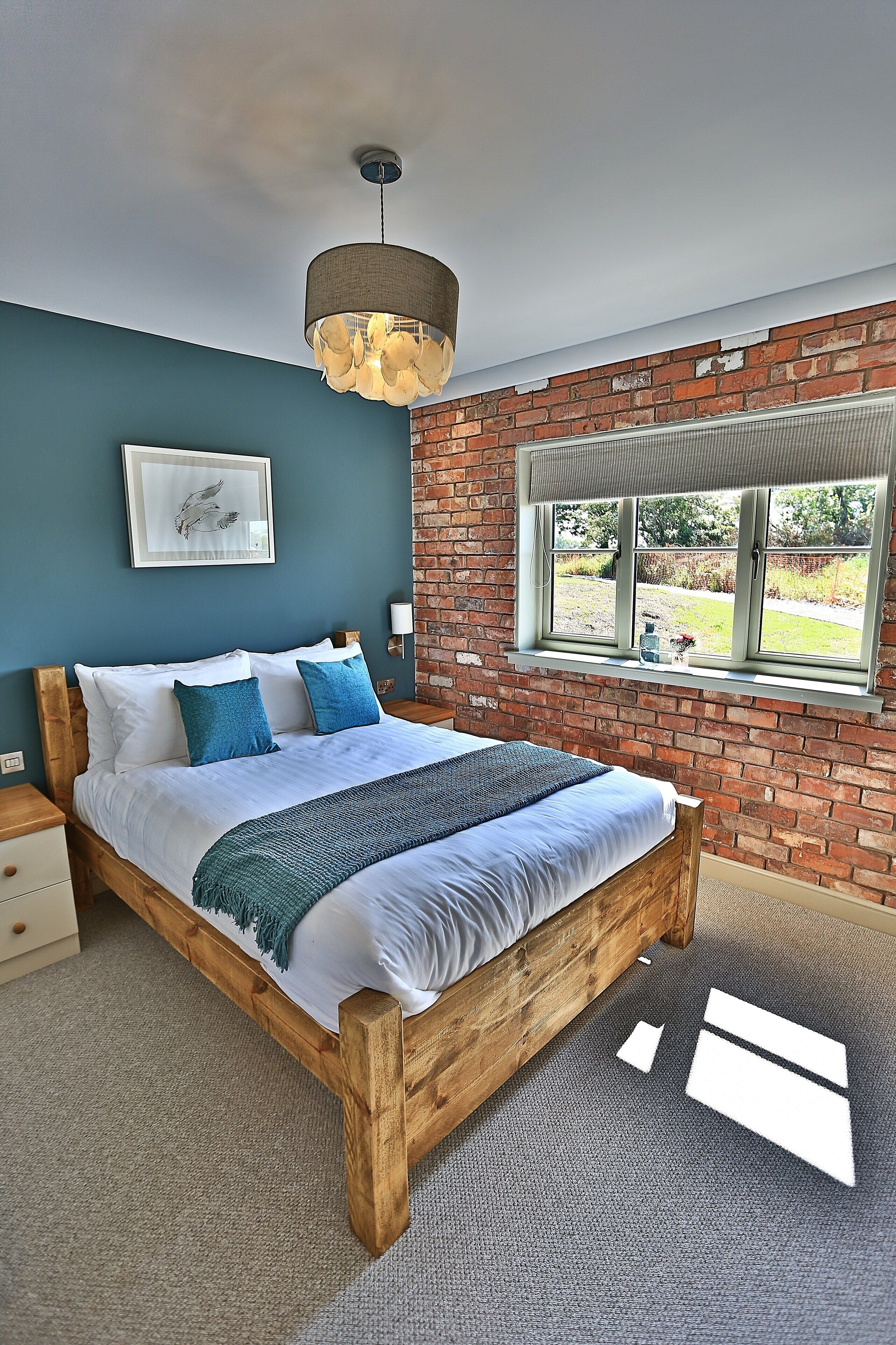 Kahden hengen deluxe-huone, 1 suuri parisänky | Työpöytä, silitysrauta/-lauta, lisävuoteet, ilmainen Wi-Fi