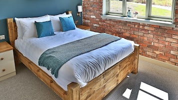 Habitació doble Deluxe, 1 llit de matrimoni gran | Escriptori, planxa i posts de planxar i llits addicionals