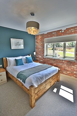 Escritorio, tabla de planchar con plancha y camas plegables/adicionales