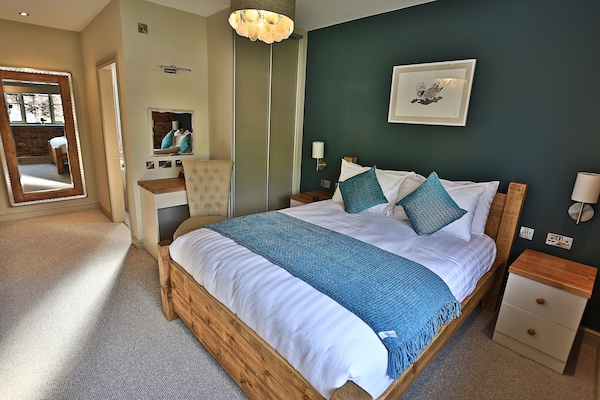 Deluxe Double or Twin Room | Desk, iron/ironing board, rollaway beds, free WiFi