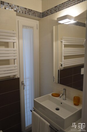 Double Room | Bathroom | Shower, free toiletries, hair dryer, slippers