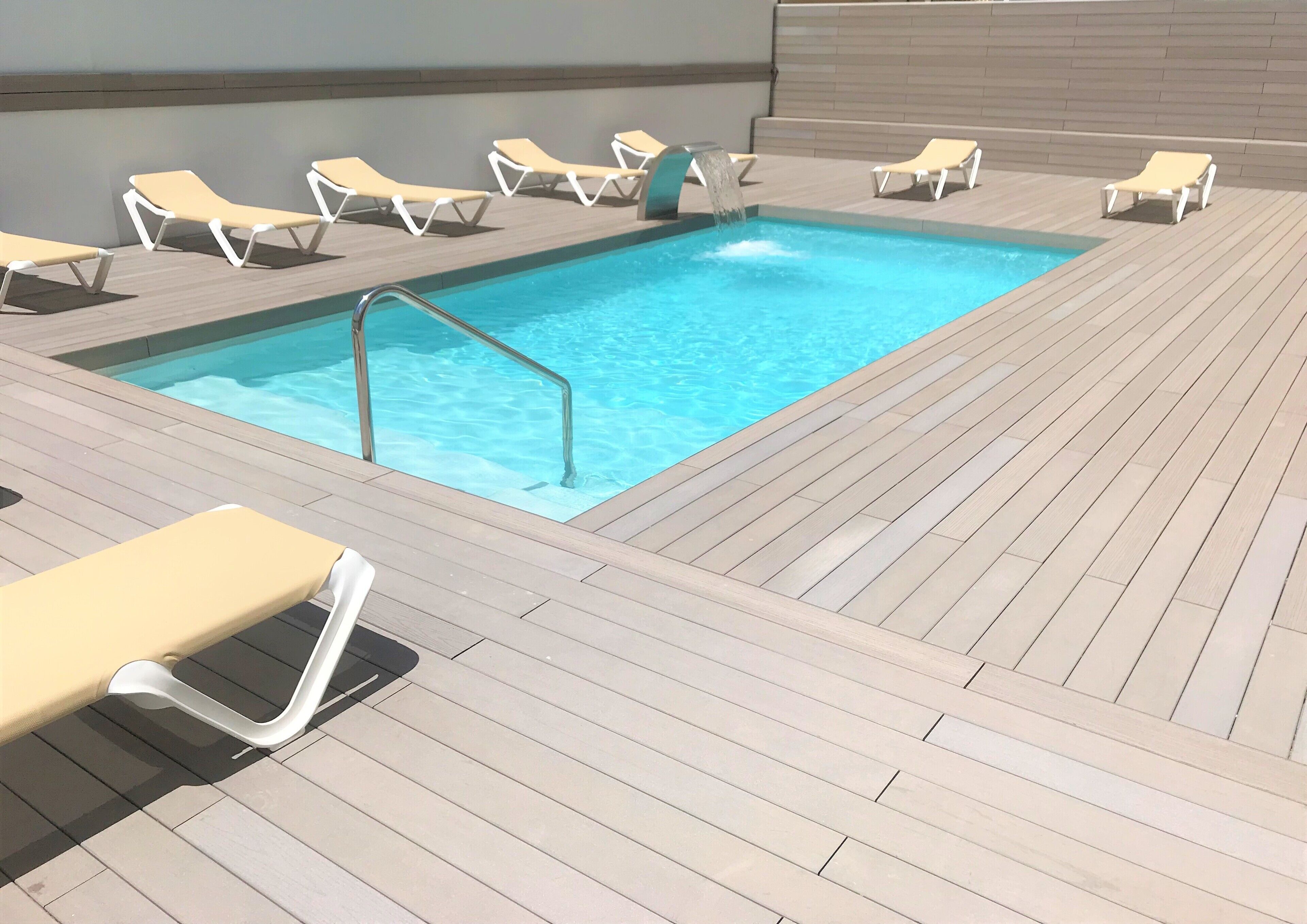 outdoor pool, open 10:00 am to 9:00 pm, pool loungers