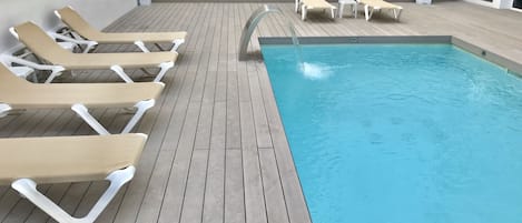 Piscina externa, funciona das 10h às 21h, espreguiçadeiras